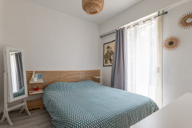 Vente
                                                                                .