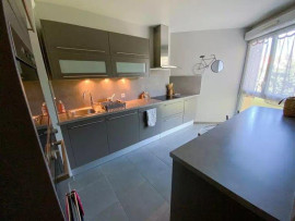 
                                                                                        Colocation
                                                                                         1 chambre dispo dans coloc 68m² avec loggia 8m²