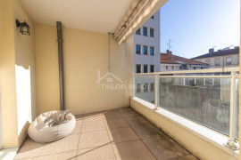 
                                                                                        Location
                                                                                         124 rue Chaponnay