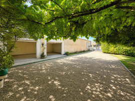 
                                                                                        Vente
                                                                                         170m2 en pierre avec belle parcelle