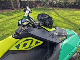 Jet ski - scooter des mers
2017 Seadoo Spark Trixx 3up 90 HP