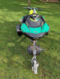 Jet ski - scooter des mers
2017 Seadoo Spark Trixx 3up 90 HP
