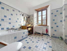 
                                                                                        Vente
                                                                                         25 minutes de la mer au milieu de 12 hectares