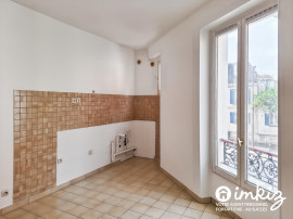 
                                                                                        Vente
                                                                                         2P traversant, beau potentiel à Vincennes
