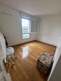 Location
                                                                                3 pièces balcon