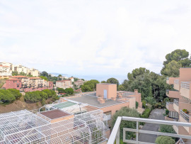 Vente
3 pièces dernier étage Nice ouest avec terrasse et piscine VUE MER