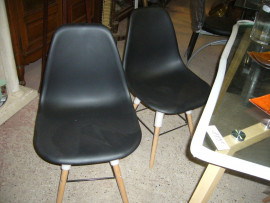 
                                                                        Meuble
                                                                         4 chaises neuves, promotion