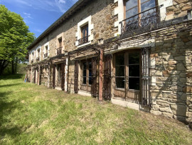 Vente
5 gîtes spacieux sous un même toit dans un site