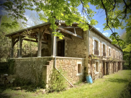 Vente
5 gîtes spacieux sous un même toit dans un site