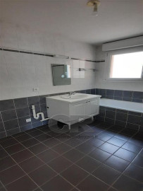 
                                                                                        Location
                                                                                         A LOUER 3 PIECES HOPITAL CENTRAL