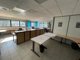 
                                                                                        Location
                                                                                         À Louer – Bureaux de 1 200 m² divisibles à Écuisses –  Saône-et-Loire (71)