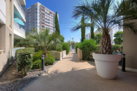 Vente
À vendre – Antibes – 2 pièces lumineux avec terrasse, garage, au calme absolu – Idéal investisseur ou premier achat