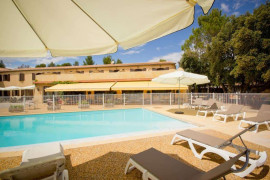 
                                                                                        Vente
                                                                                         À Vendre – Hôtel Restaurant 3 étoiles de 36 chambres et 50 couverts à Saint-Didier – Vaucluse  (84)