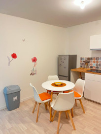 
                                                                                        Colocation
                                                                                         Agréable appartement en collocation avec jardin.