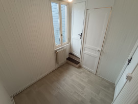 
                                                                                        Location
                                                                                         Amiénoise 2 chambres, cour et cave