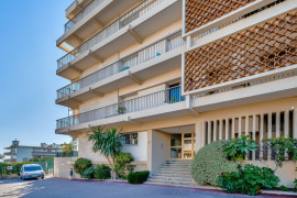 
                                                                                        Vente
                                                                                         Antibes Peyregoue - Superbe rez de jardin dans une résidence sécurisée avec vue mer