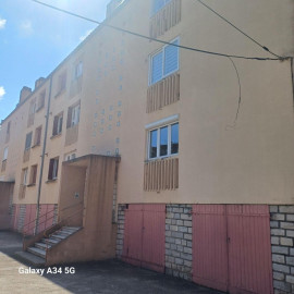 
                                                                                        Location
                                                                                         Apparemment entièrement Rénové.