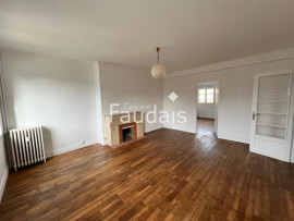 
                                                                                        Vente
                                                                                         APPARTEMENT 1ER ETAGE EN CENTRE VILLE