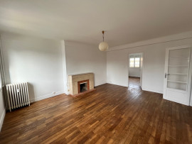 
                                                                                        Vente
                                                                                         APPARTEMENT 1ER ETAGE EN CENTRE VILLE