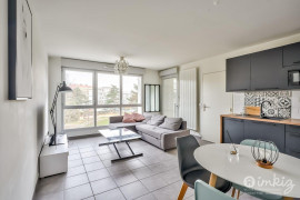 
                                                                                        Vente
                                                                                         Appartement 2 pièces avec balcon sans vis à vis