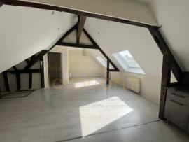 Location
Appartement 2 pièces dans un immeuble calme situé en HYPER-CENTRE de Saint-Quentin