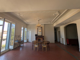 
                                                                                        Location
                                                                                         Appartement 212m² - Cours Julien
