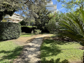 Vente
Appartement 3 pièces à rénover – Terrasse, vue dégagée et garage – Nice Cimiez La Paloma