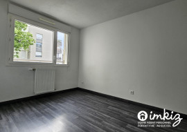 
                                                                                        Vente
                                                                                         Appartement 3 pièces traversant avec balcon 10 m²
