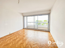 
                                                                                        Vente
                                                                                         Appartement 3 pièces traversant belle vue 2 balcons 1 cave