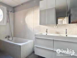 
                                                                                        Vente
                                                                                         Appartement 4 pièces Vincennes  immeuble face Bois