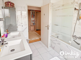 
                                                                                        Vente
                                                                                         Appartement 5 pièces, balcon, parking et garage