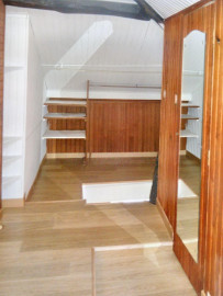 
                                                                                        Location
                                                                                         Appartement atypique, tranquille, près commerçants