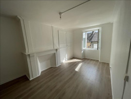 
                                                                                        Location
                                                                                         Appartement de type 3 refait à neuf