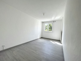 
                                                                                        Location
                                                                                         Appartement de type 4 - Balcon