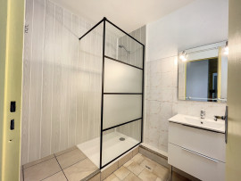 
                                                                                        Location
                                                                                         Appartement de type 4 - Balcon