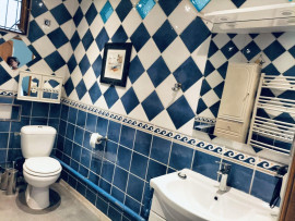 
                                                                                        Location
                                                                                         Appartement discret et pratique