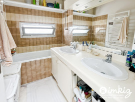 
                                                                                        Vente
                                                                                         Appartement familial 4 pièces, dernier étage, vue