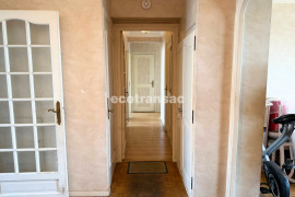 Vente
APPARTEMENT FAMILIAL 5 PIÈCES - 115 M² - À RÉNOVER - BRON Garage fermé en sous-sol, stationnement extérieur, cave, balcon 17 m² - Vue dégagée - Copropriété soignée