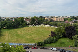 Vente
APPARTEMENT FAMILIAL 5 PIÈCES - 115 M² - À RÉNOVER - BRON Garage fermé en sous-sol, stationnement extérieur, cave, balcon 17 m² - Vue dégagée - Copropriété soignée