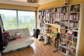 Vente
APPARTEMENT FAMILIAL 5 PIÈCES - 115 M² - À RÉNOVER - BRON Garage fermé en sous-sol, stationnement extérieur, cave, balcon 17 m² - Vue dégagée - Copropriété soignée