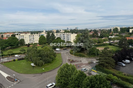 Vente
APPARTEMENT FAMILIAL 5 PIÈCES - 115 M² - À RÉNOVER - BRON Garage fermé en sous-sol, stationnement extérieur, cave, balcon 17 m² - Vue dégagée - Copropriété soignée