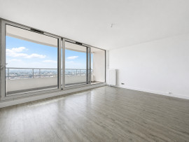 
                                                                                        Vente
                                                                                         Appartement Rénové avec balcon Vue Panoramique - Quartier Chapelle, Paris