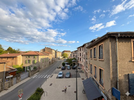 
                                                                                        Vente
                                                                                         Appartement T3 traversant et entièrement rénové en plein cœur de Soucieu-en-Jarrest