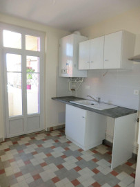 
                                                                                        Location
                                                                                         Appartement T3 lumineux avec vue dégagée