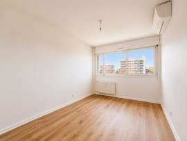 
                                                                                        Vente
                                                                                         Appartement T4 en parfait état, climatisé, dans une résidence entièrement rénovée