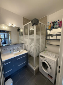 
                                                                                        Location
                                                                                         Appartement traversant lumineux équipé + service