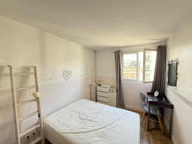 
                                                                                        Location
                                                                                         Appartement traversant lumineux équipé + service