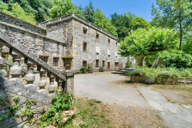 
                                                                                        Vente
                                                                                         ARDECHE Domaine Réceptions Mariages 5.3 HA Rivière
