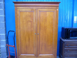 
                                                                        Meuble
                                                                         Armoire en merisier, promotion