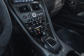 
                                                                                        Voiture
                                                                                         Aston Martin DBS Superleggera V12 5.2 725